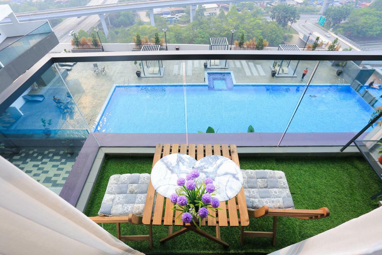 Mlh Deluxe Studio Suites @ Landmark Residence Черас Екстериор снимка