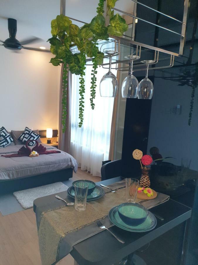 Mlh Deluxe Studio Suites @ Landmark Residence Черас Екстериор снимка